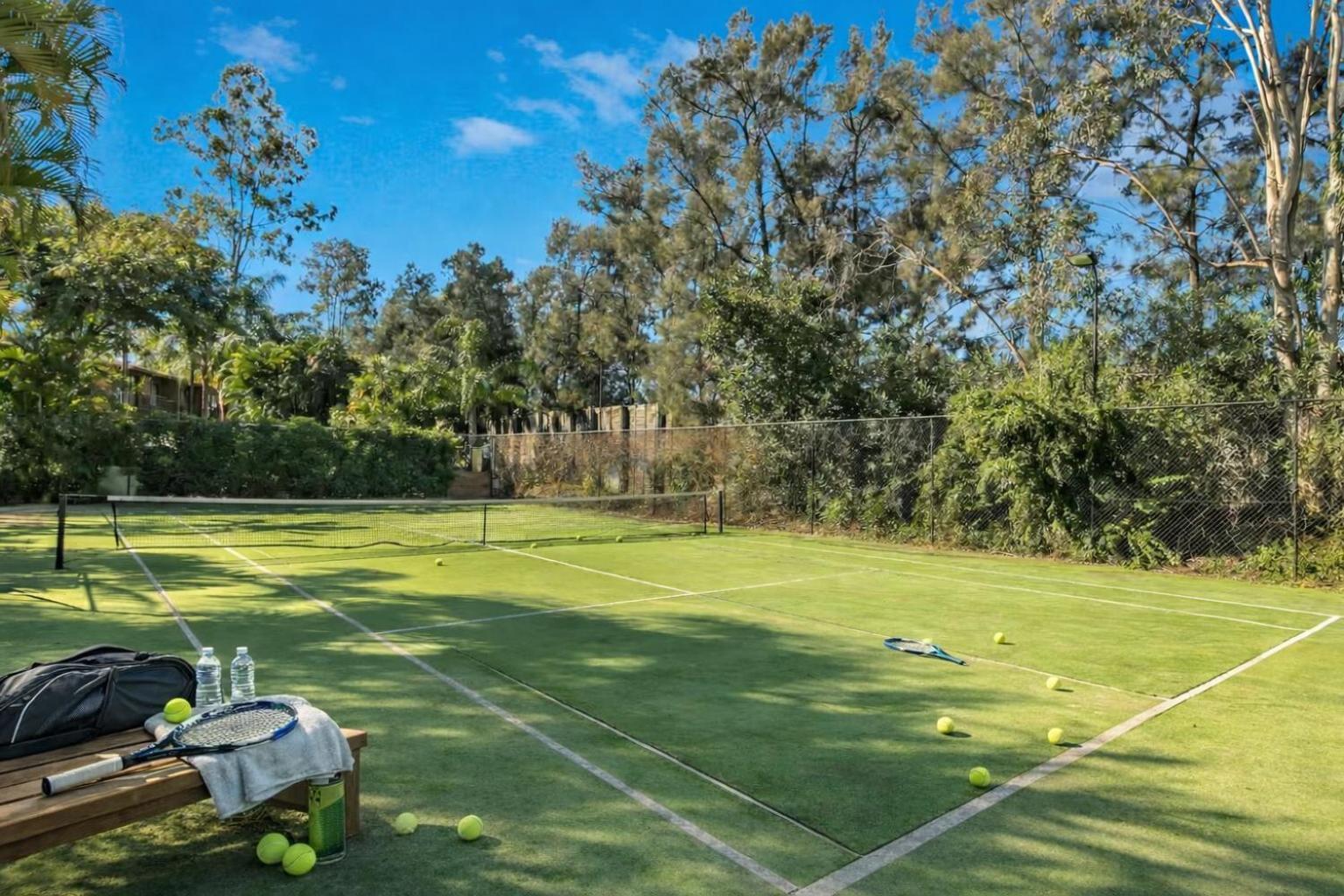 Leafy Retreat Near Shops Motorway Access By Custom Hosting Hotel *