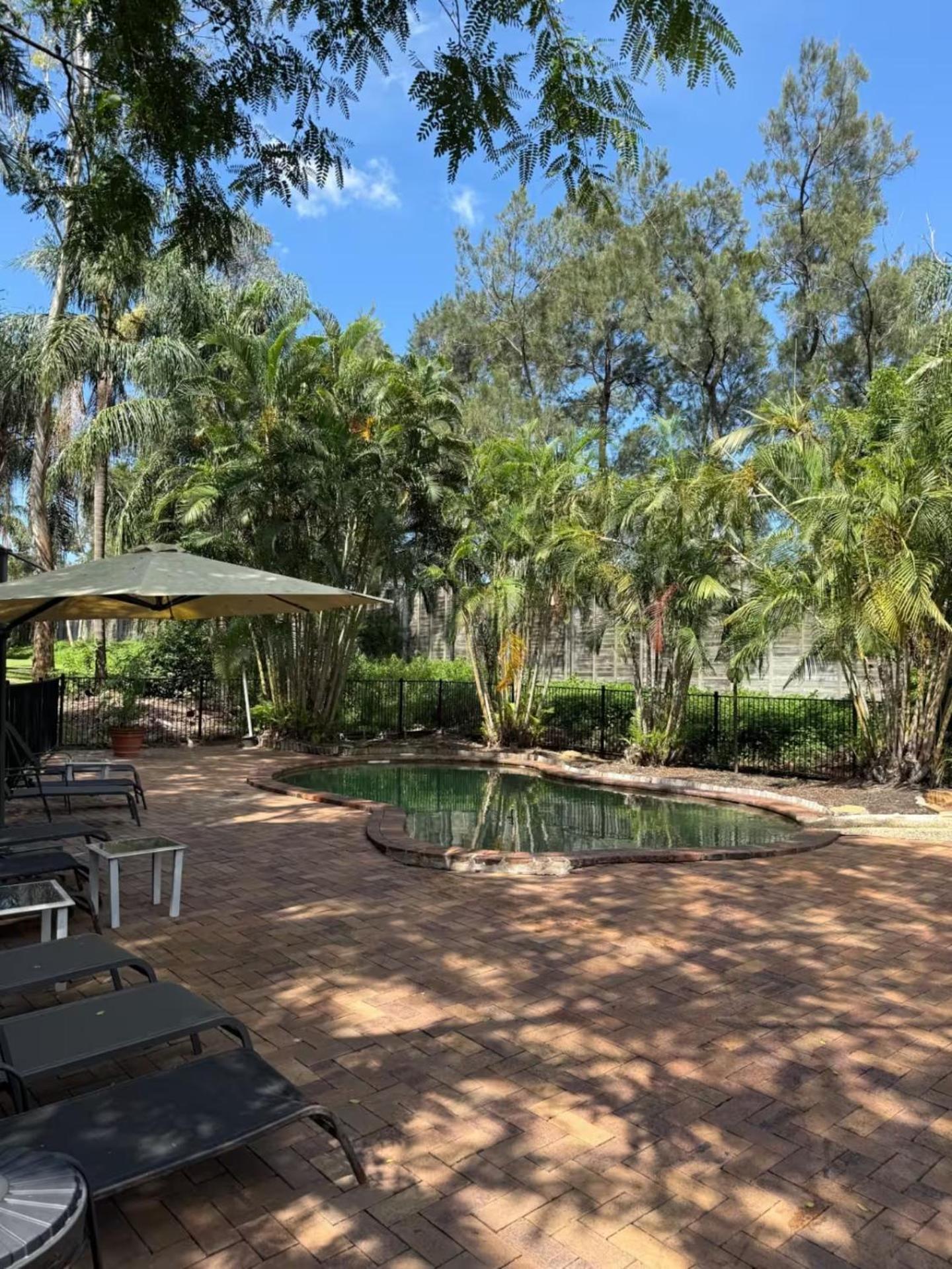 Leafy Retreat Near Shops Motorway Access By Custom Hosting *