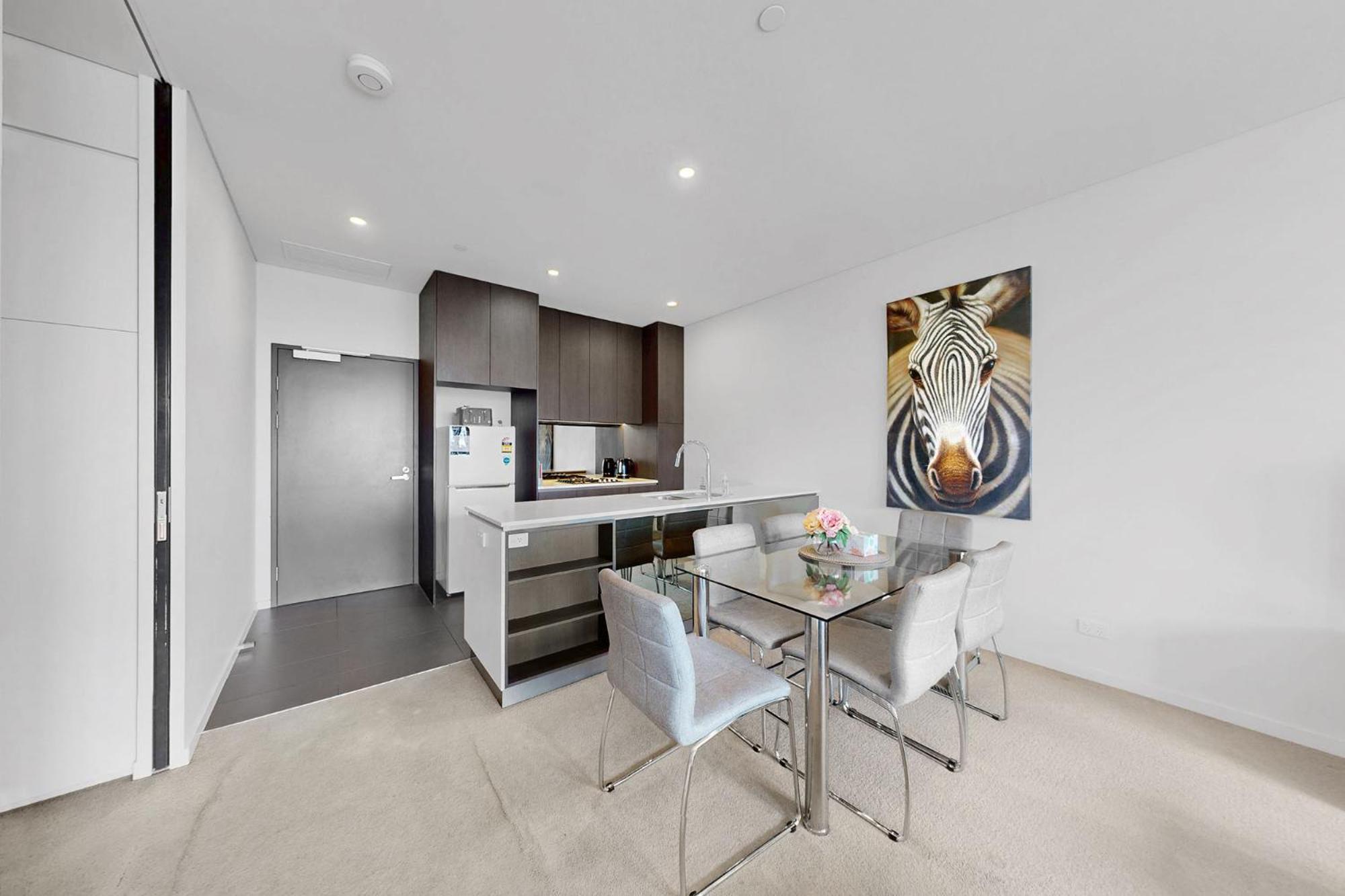Elegant Urban Hideaway - Private Luxury Residential Apartment, Walk To South Bank & Free Carpark Apartment
