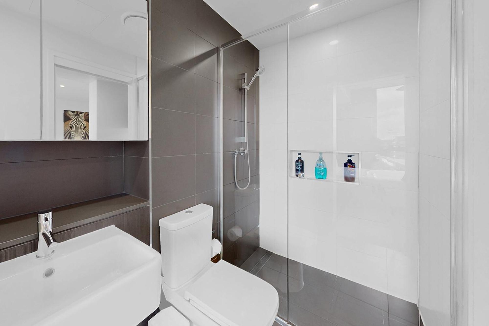 Elegant Urban Hideaway - Private Luxury Residential Apartment, Walk To South Bank & Free Carpark Apartment