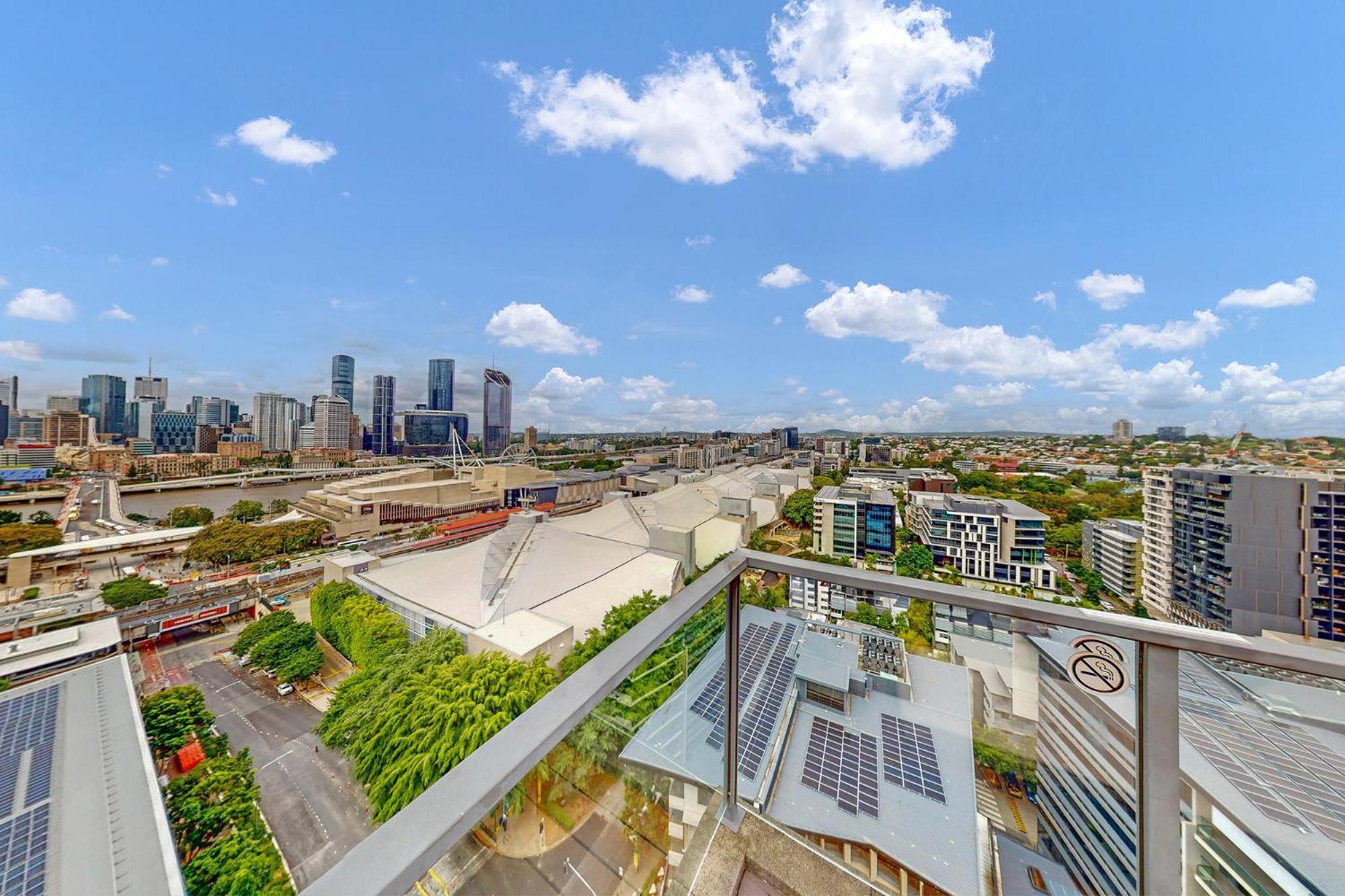 Elegant Urban Hideaway - Private Luxury Residential Apartment, Walk To South Bank & Free Carpark