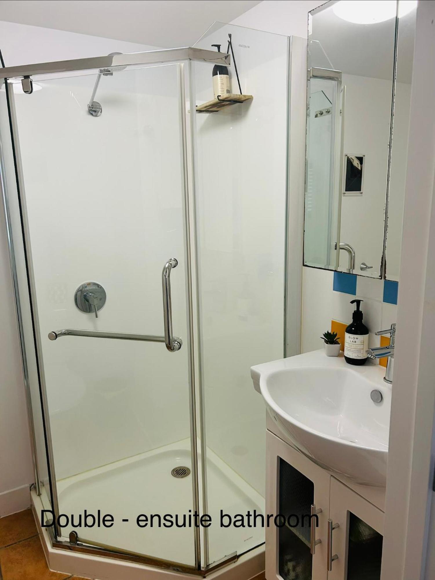 Nicole - Private & Bathroom - 6kms From 3*