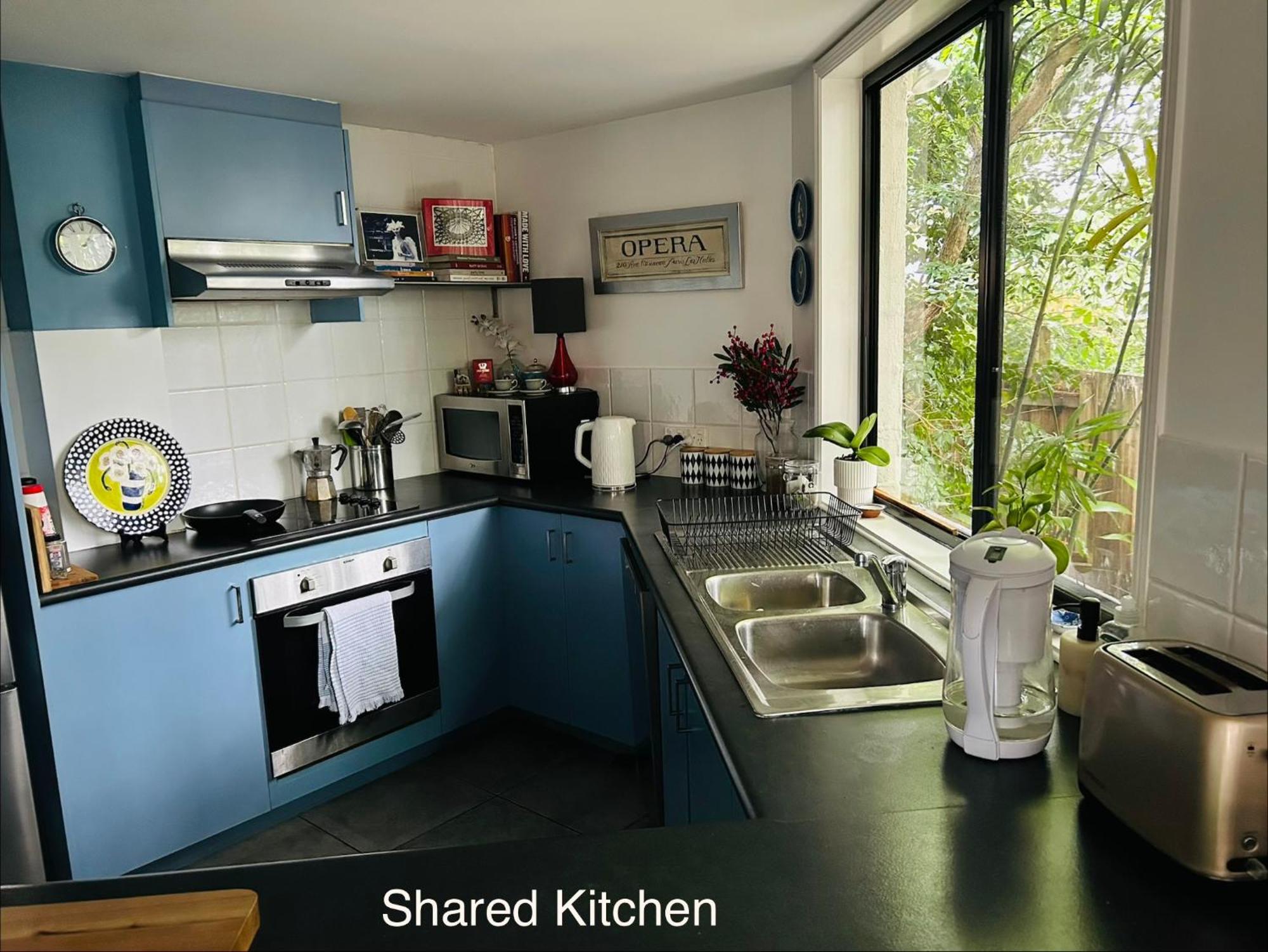 Nicole - Private & Bathroom - 6kms From