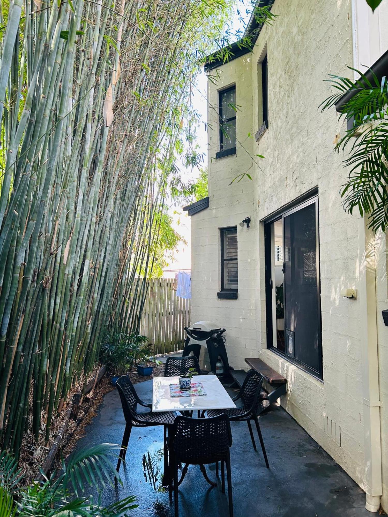 Nicole - Private & Bathroom - 6kms From 3* Brisbane