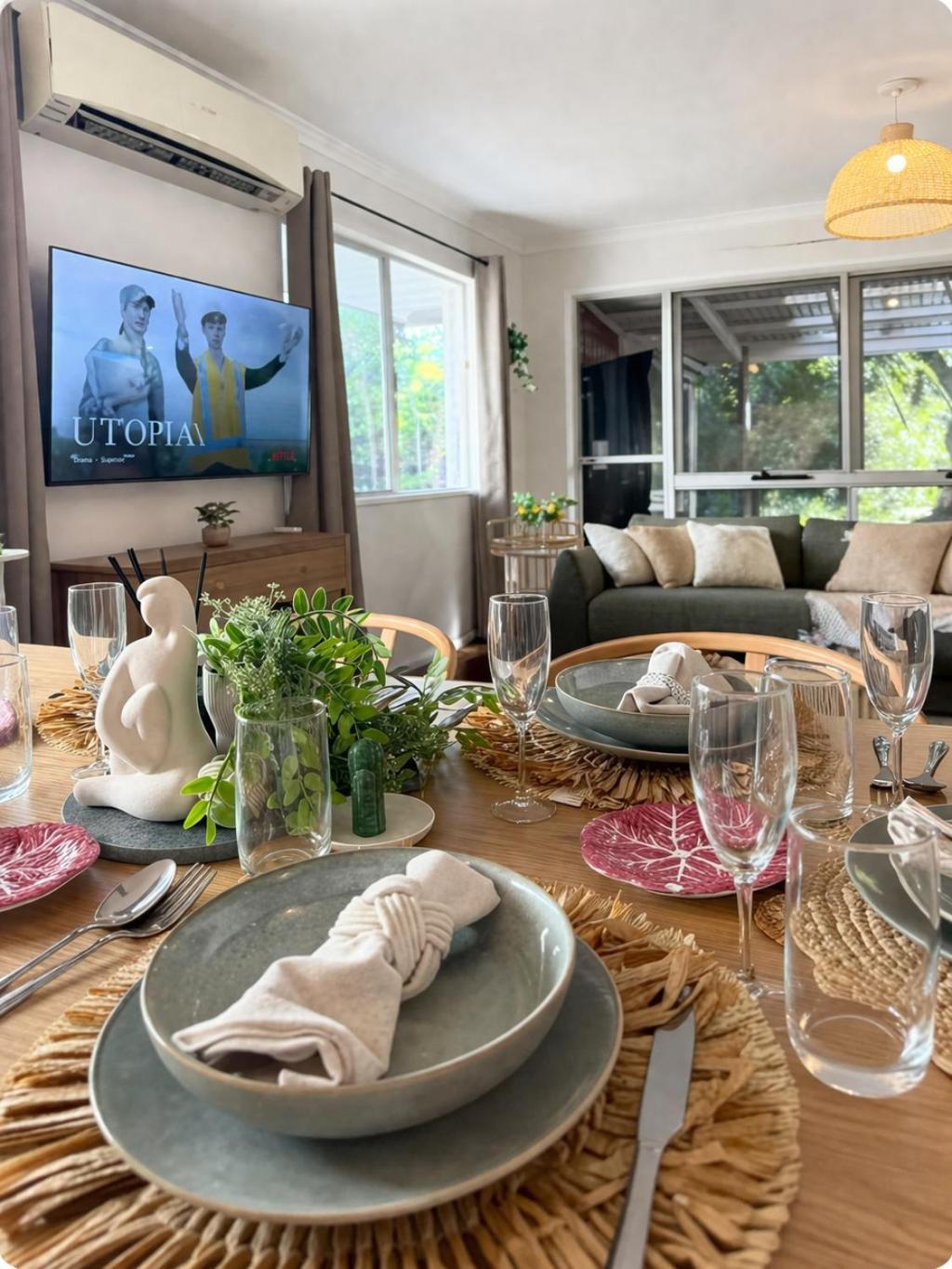 Holiday home 2br Chic Urban Escape In Norman Park Near Bne With Parking *