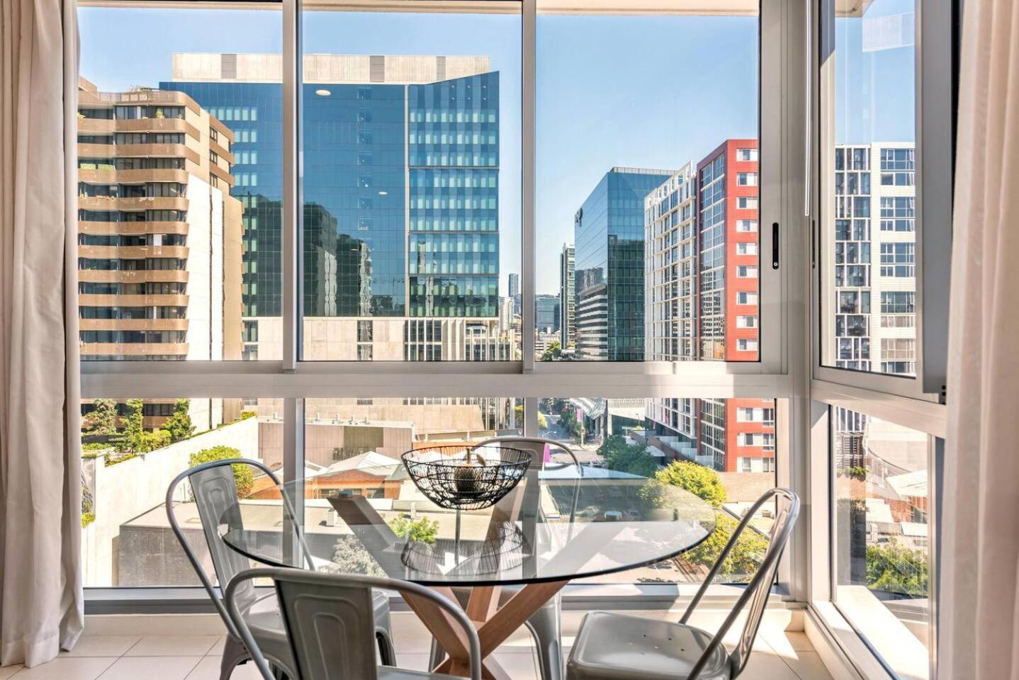 Alex Perry | 2br Escape + Pool, Gym & Free Parking * Brisbane
