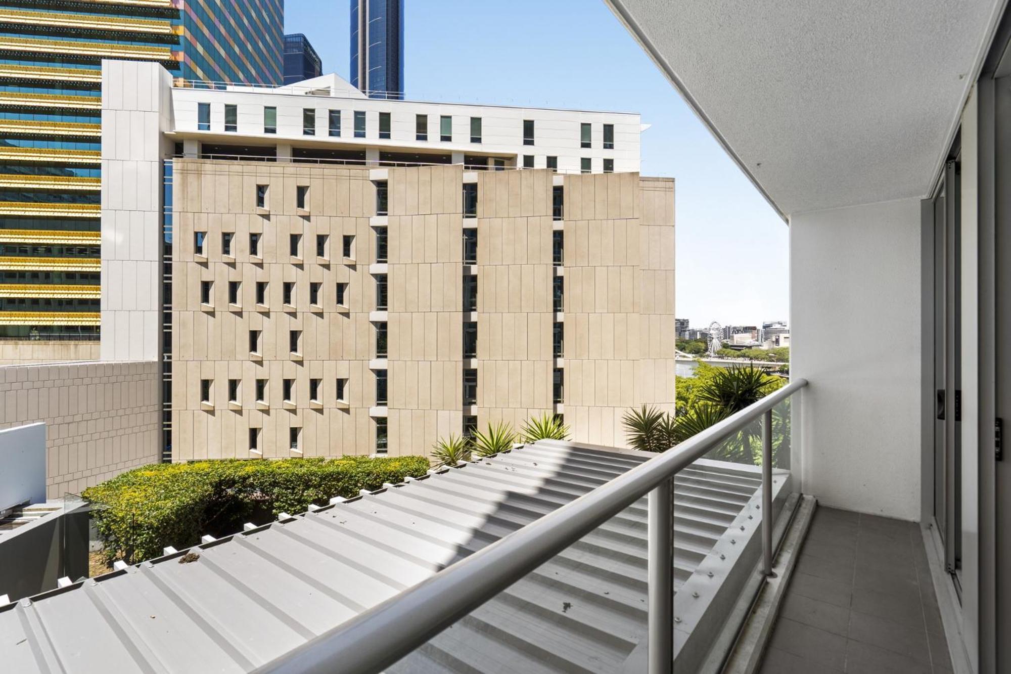 Retreat With Private Balcony Apartment *