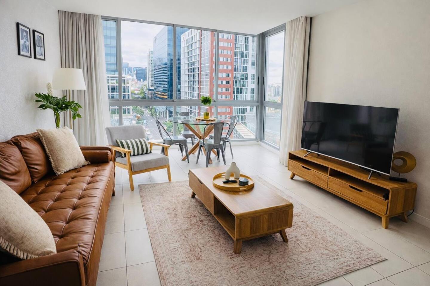 Alex Perry | 2br Escape + Pool, Gym & Free Parking *