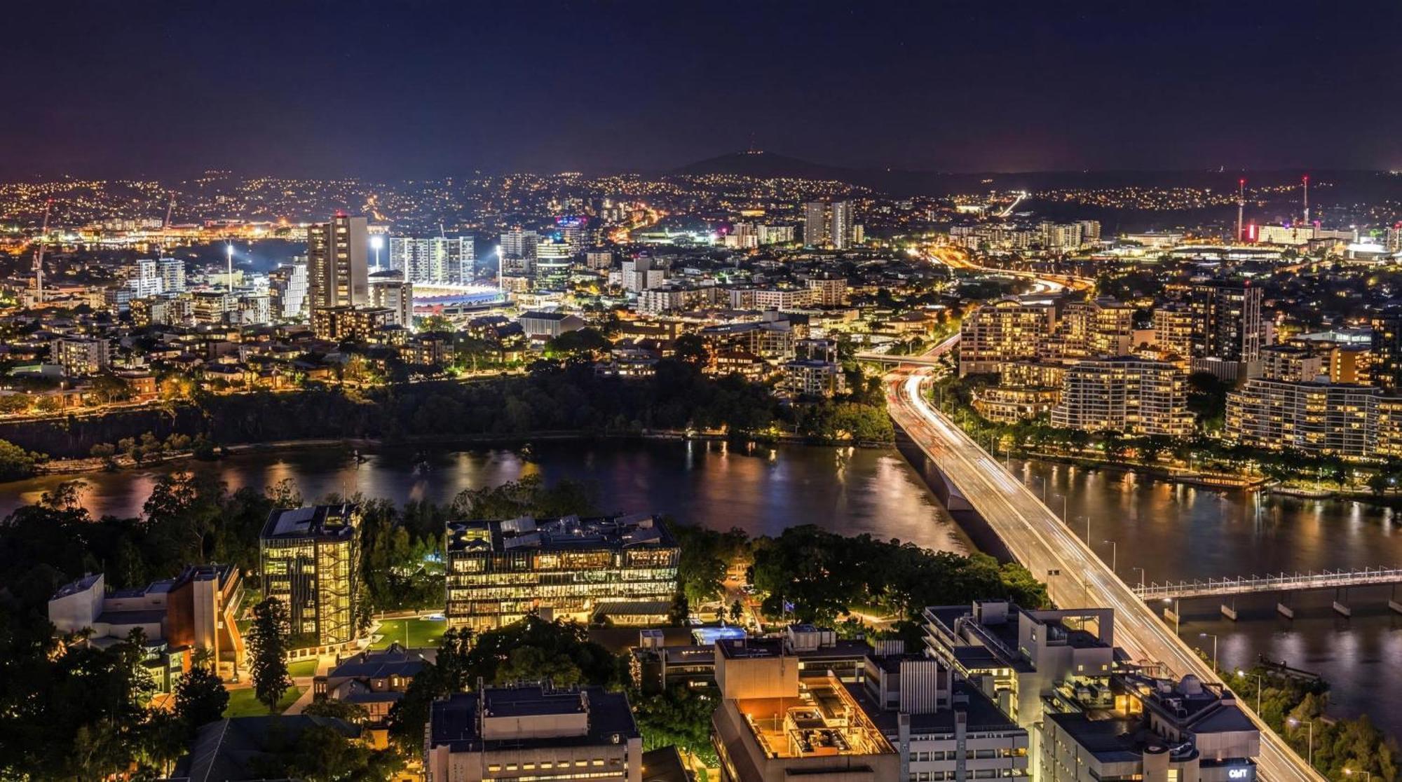 Luxury Riverfront Level 38 Queen's Wharf Tower Apartment *