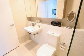 Alex Perry & Hotel Brisbane