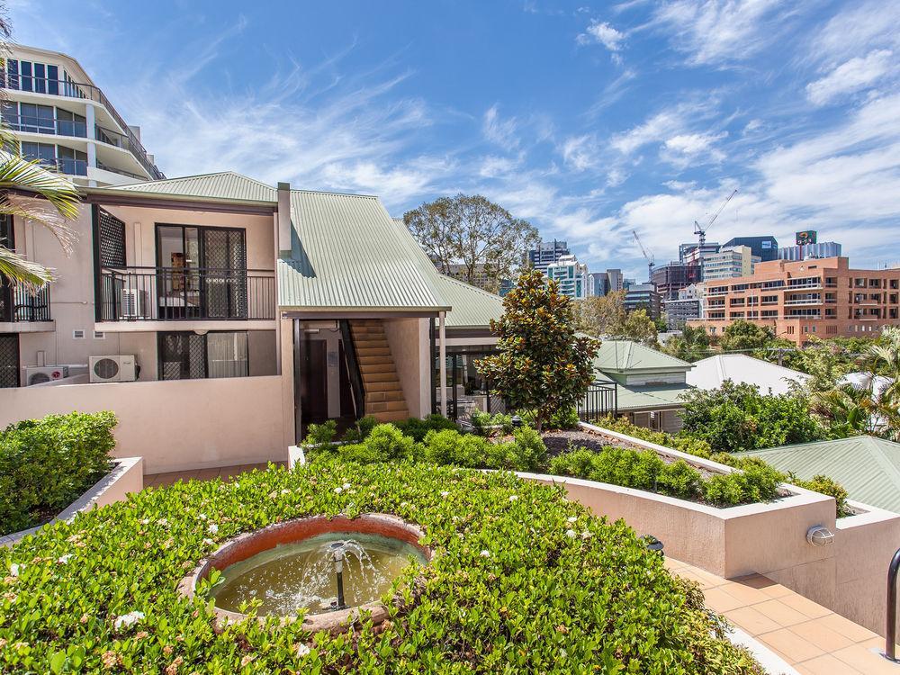 Spring Hill Mews Aparthotel 4*