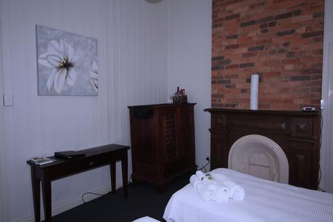 One Thornbury 4*