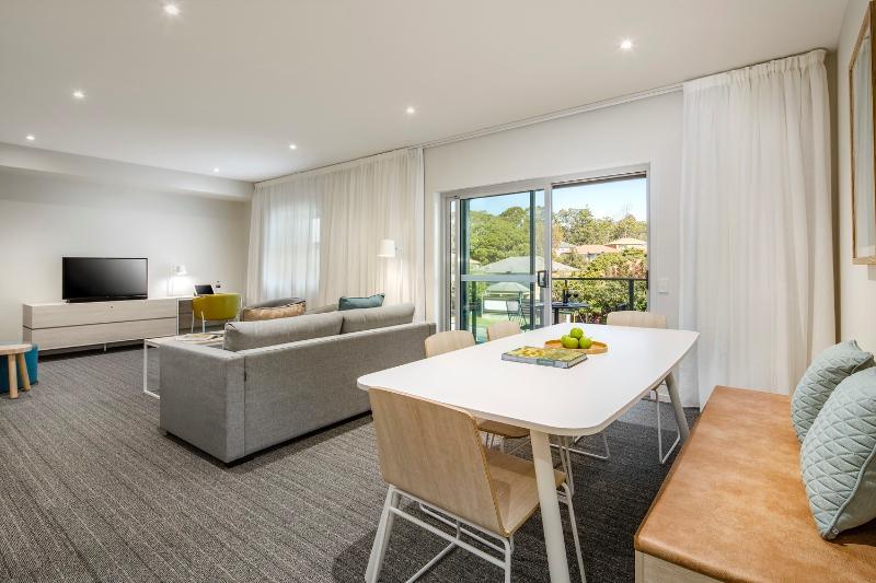 Quest Eight Mile Plains Aparthotel 5*