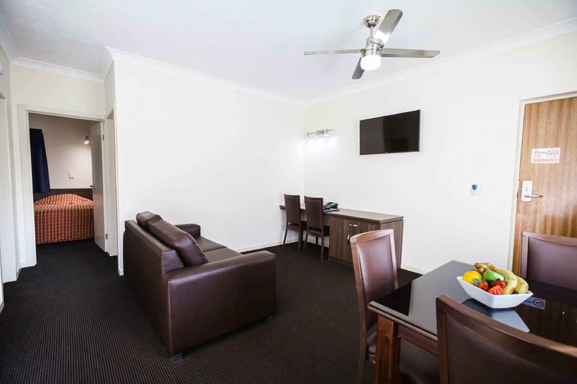 Quality Robertson Gardens Hotel 4*