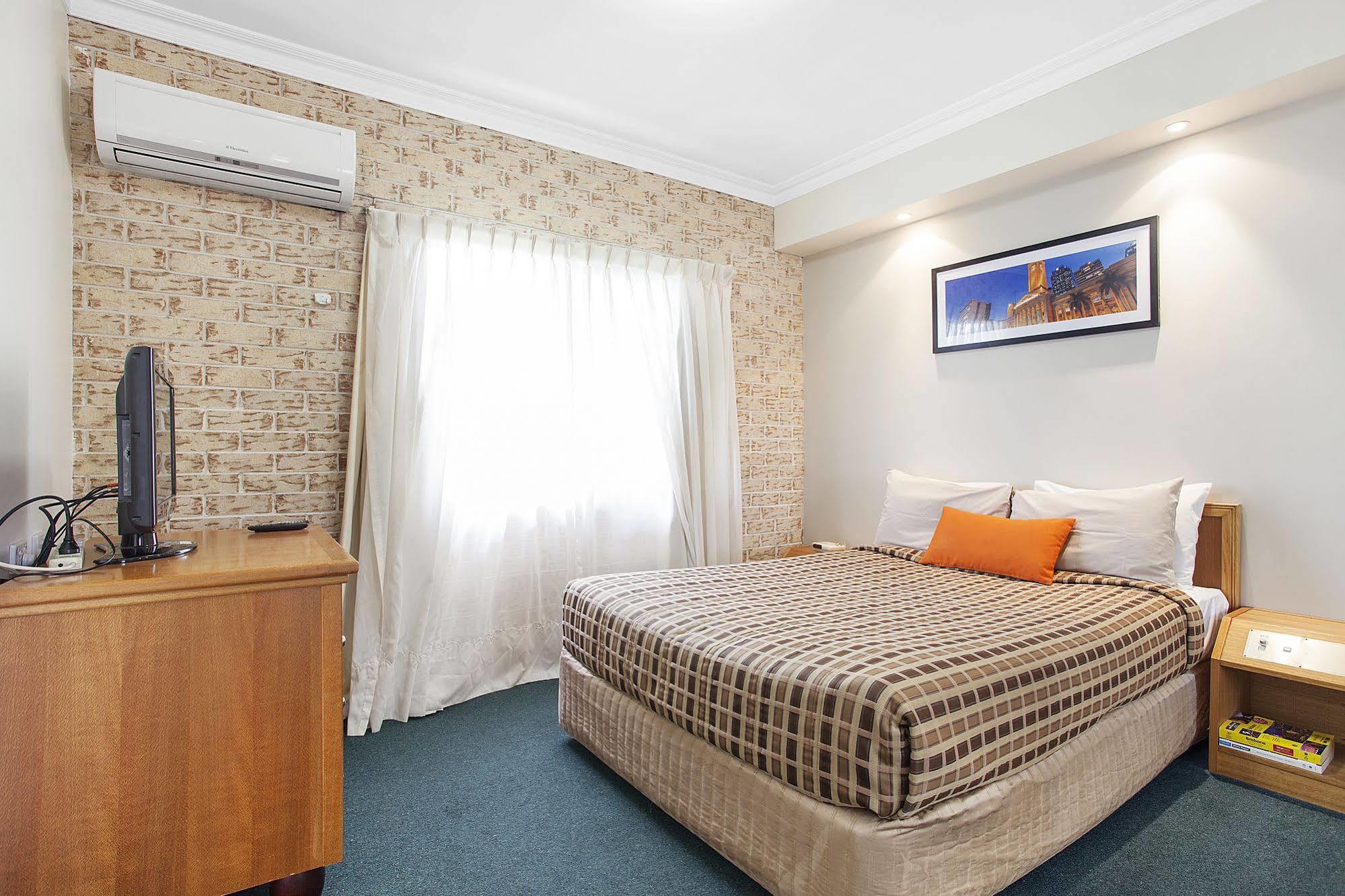 Coopers Colonial Motel 3*