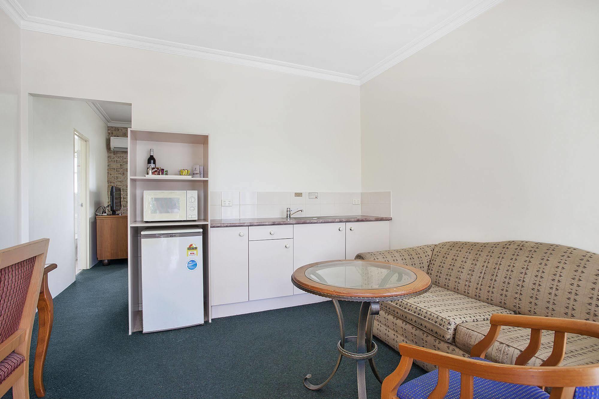 Coopers Colonial Motel 3*