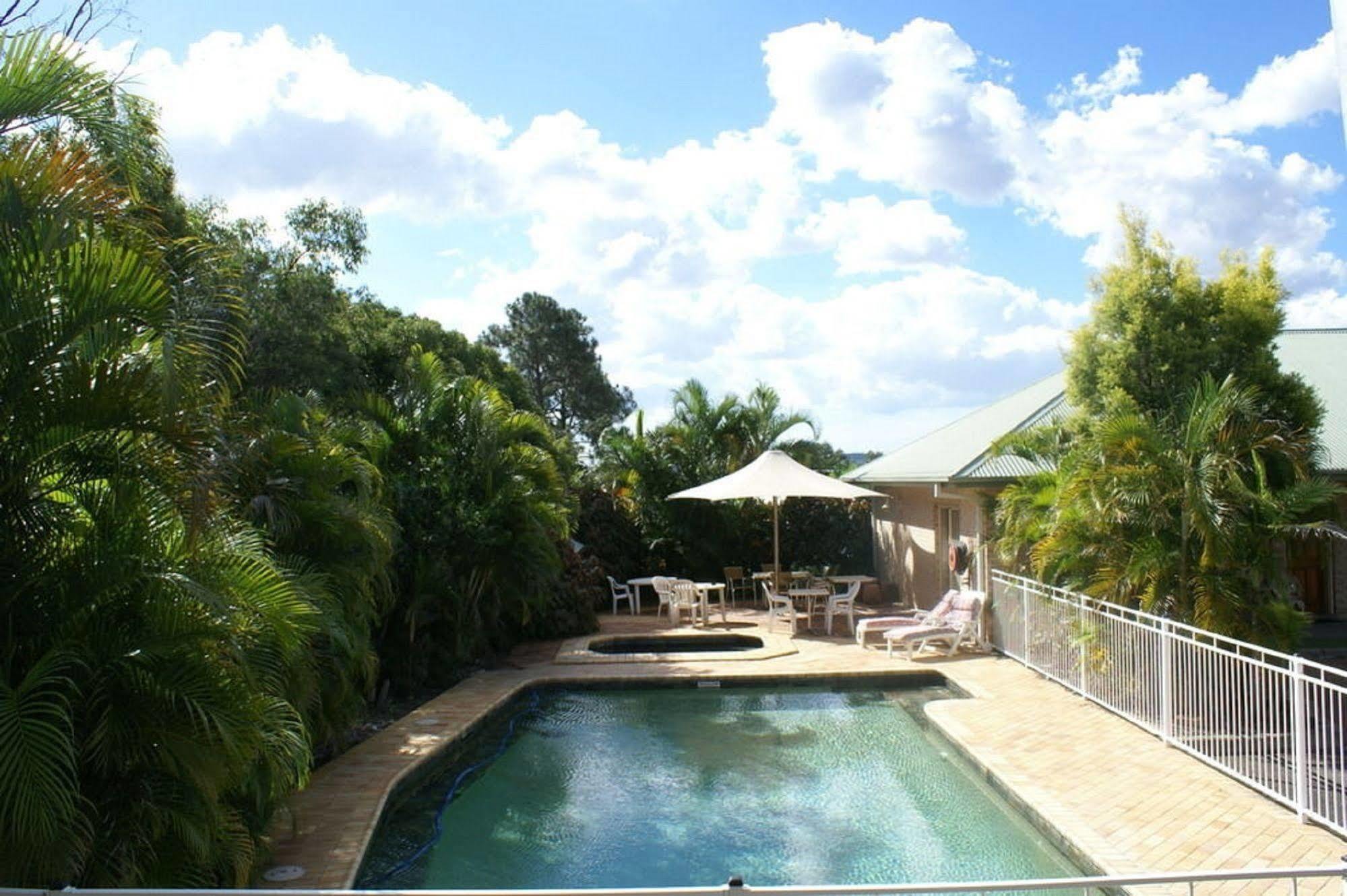 Coopers Colonial Motel