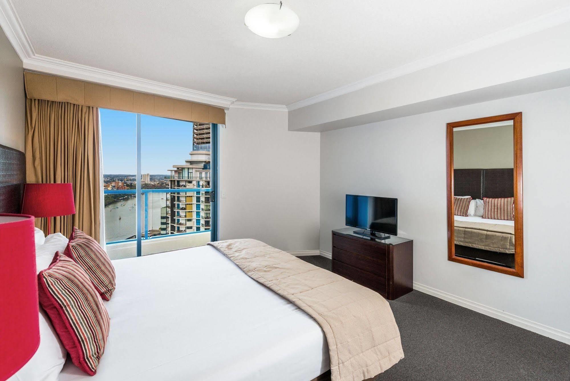 Hotel Mantra On Queen 4*