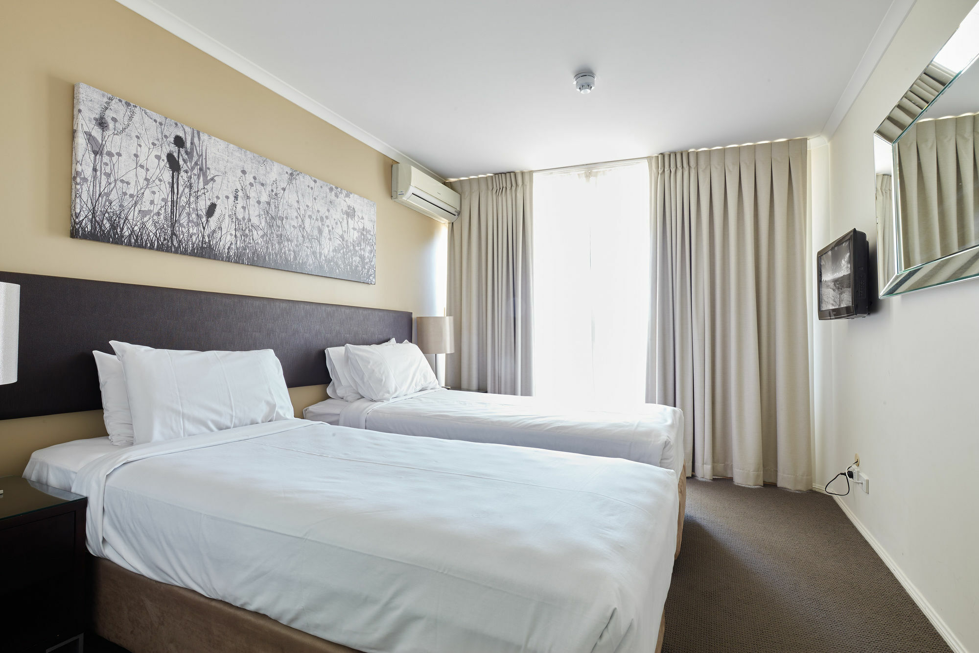 West End Aparthotel 4*