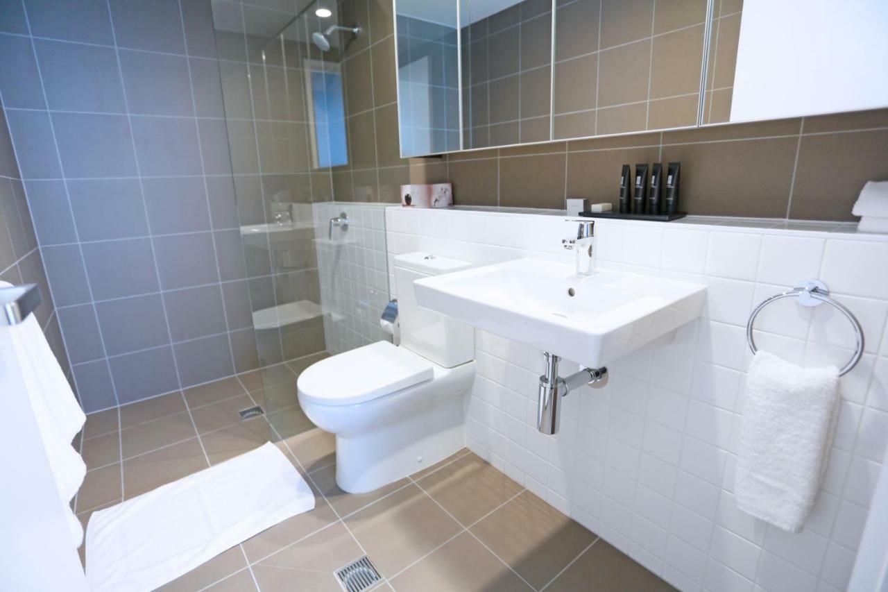 Alex Perry & Hotel Brisbane