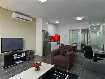 Hotel Meriton Adelaide Street, 5*