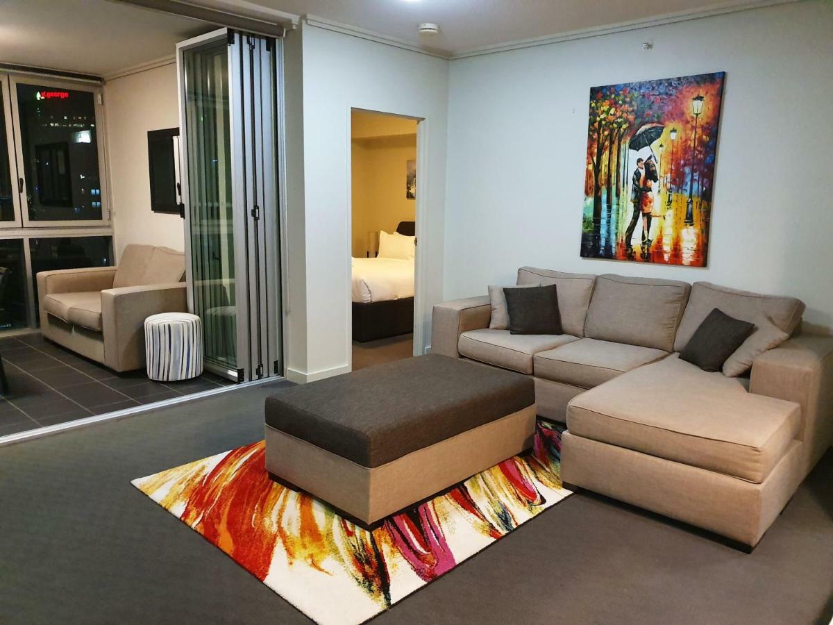 2br Epic Views ★cbd★ 2 Cars ★pool★wine★gym★netflix Apartment