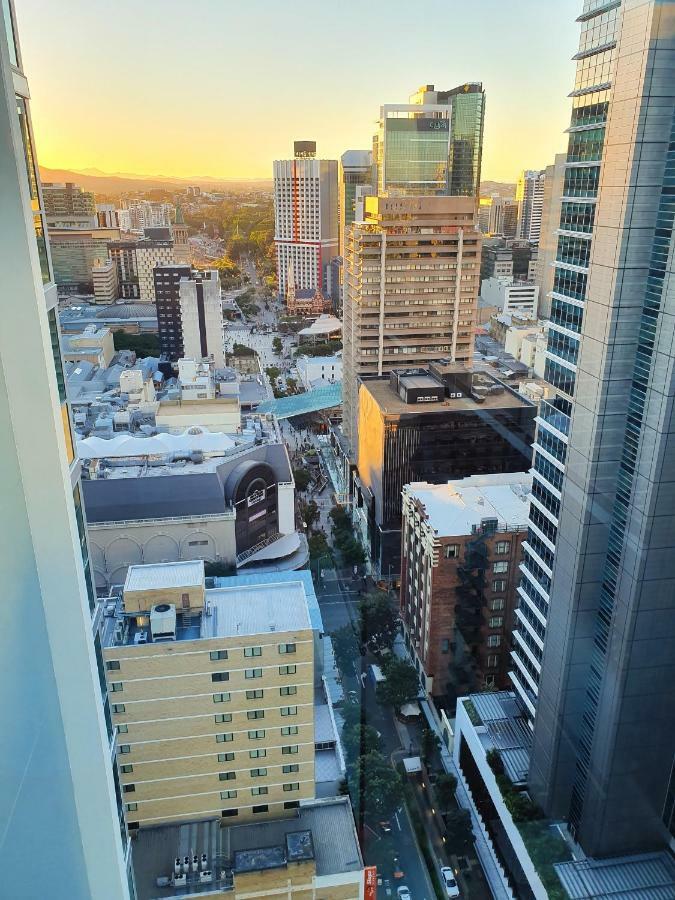 Apartment 2br Epic Views ★cbd★ 2 Cars ★pool★wine★gym★netflix *