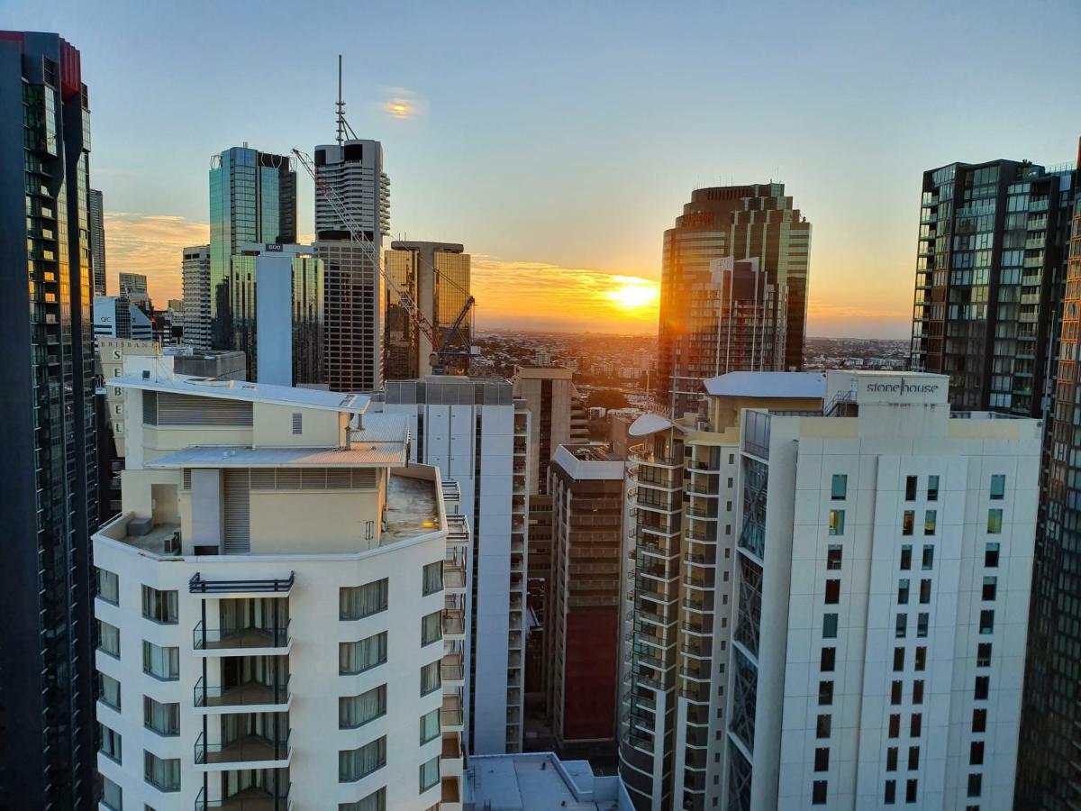 2br Epic Views ★cbd★ 2 Cars ★pool★wine★gym★netflix * Brisbane