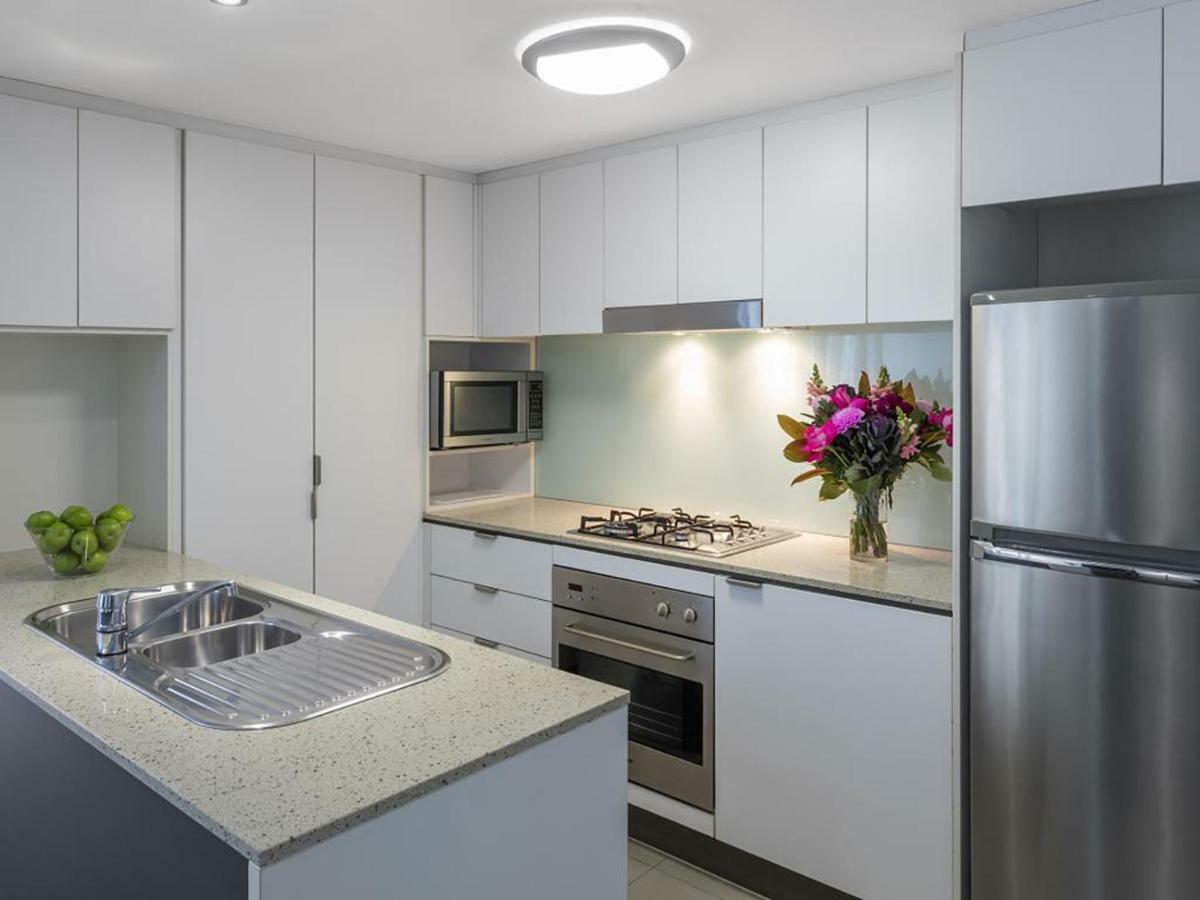 Apartment 2br Epic Views ★cbd★ 2 Cars ★pool★wine★gym★netflix *