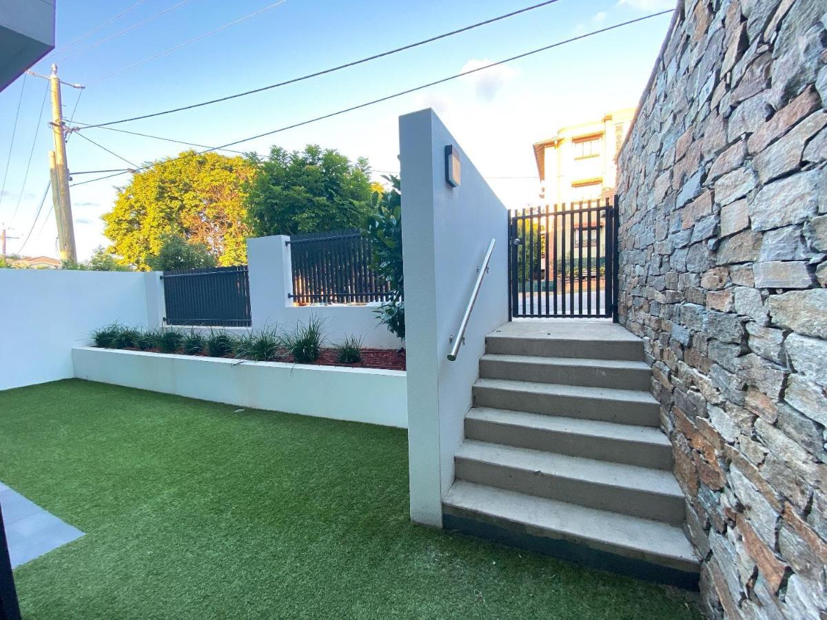Large Space 2 Bed Apt Near Airport Apartment