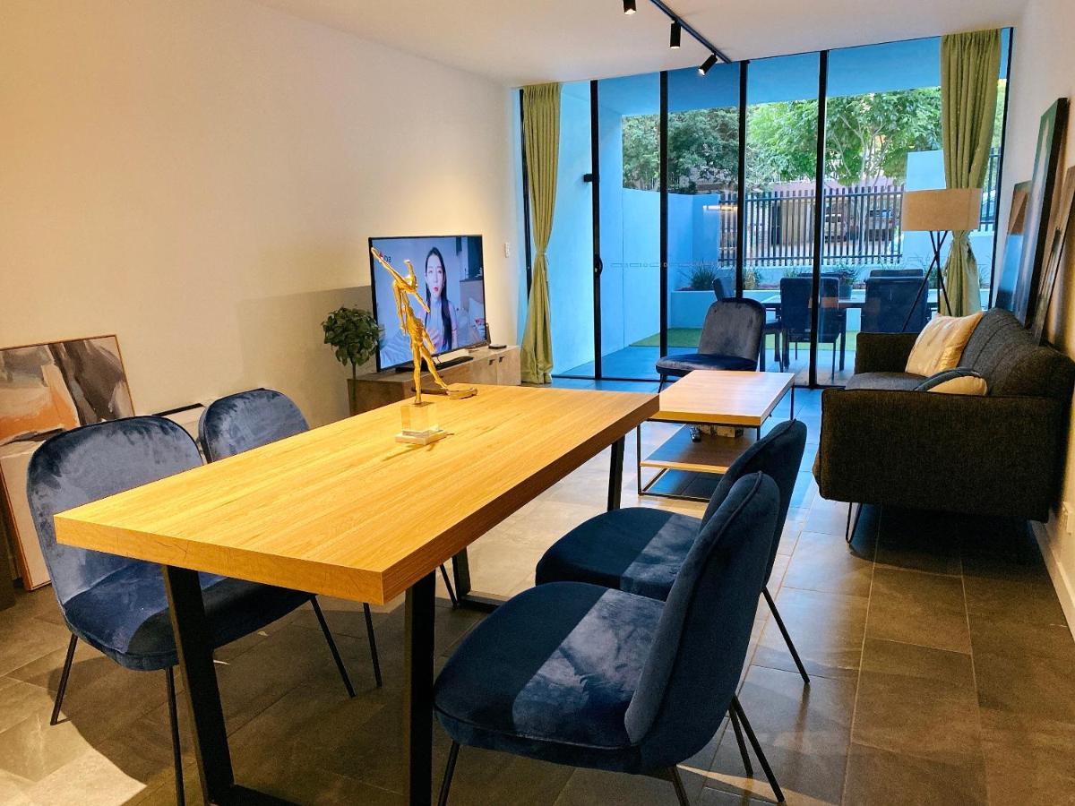 Large Space 2 Bed Apt Near Airport * Brisbane