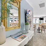 Manor Apartment Hotel