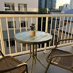 Comfortable & Cozy Southbank Pad, Sunny Pool & Gym