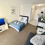 Comfortable & Cozy Southbank Pad, Sunny Pool & Gym