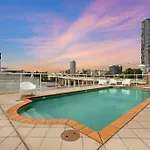 Comfortable & Cozy Southbank Pad, Sunny Pool & Gym