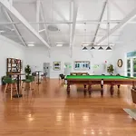 Lovely 2 Bedroom Unit Pool,Gym Workspace & More