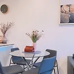 Lovely 2 Beds Apt With City View At South Brisbane