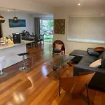 4Br Exec Large House Close To Shops,Train & Buses