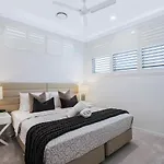Manly Oasis, 5bd, 3 King Bd,pool Hotel