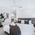 Manly Oasis, 5bd, 3 King Bd,pool Hotel
