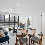 Cosy 2-Bedroom Apartment With Pool, Gym & Parking