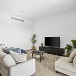 Contemporary 3-Bed Apartment With Private Balcony