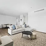 Contemporary 3-Bed Apartment With Private Balcony