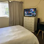 Clayfield Sharing Apartment With Merry