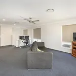 Large House 7 Mins From Airport