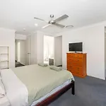 Large House 7 Mins From Airport