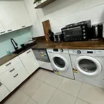 Stylish Luxury Executive Apartment Close To Everything !