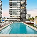 Spacious 3Br Near Stadium W Views, Pool & Car Park