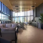 New Modern Apt + Gym+ Pool