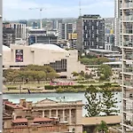 Heart Of The Cbd ~ 1Bed/1Bath/Balcony/Free Parking